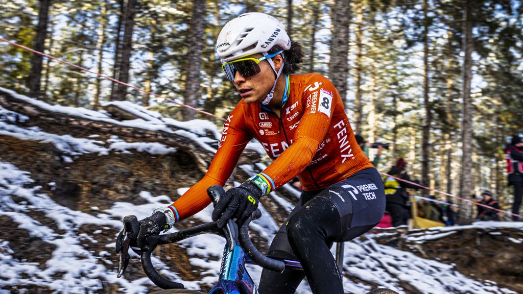 Alvarado pakt Nederlandse titel veldrijden na fouten van Brand en Pieterse