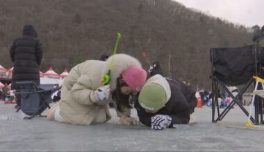 Kinderen in Zuid-Korea vangen vis uit bevroren rivier