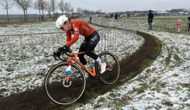 Puck Pieterse hoopt dat fysieke schade meevalt na harde val op NK veldrijden: 'Nog nooit een frontflip gekund'
