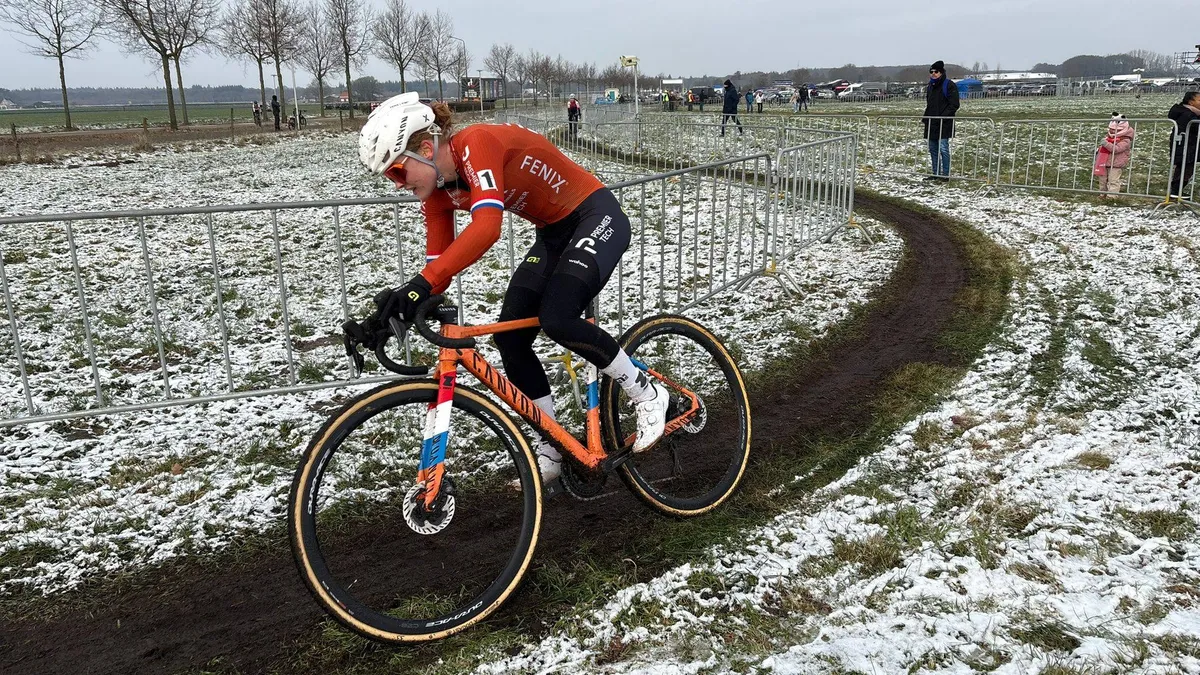 Puck Pieterse hoopt dat fysieke schade meevalt na harde val op NK veldrijden: 'Nog nooit een frontflip gekund'