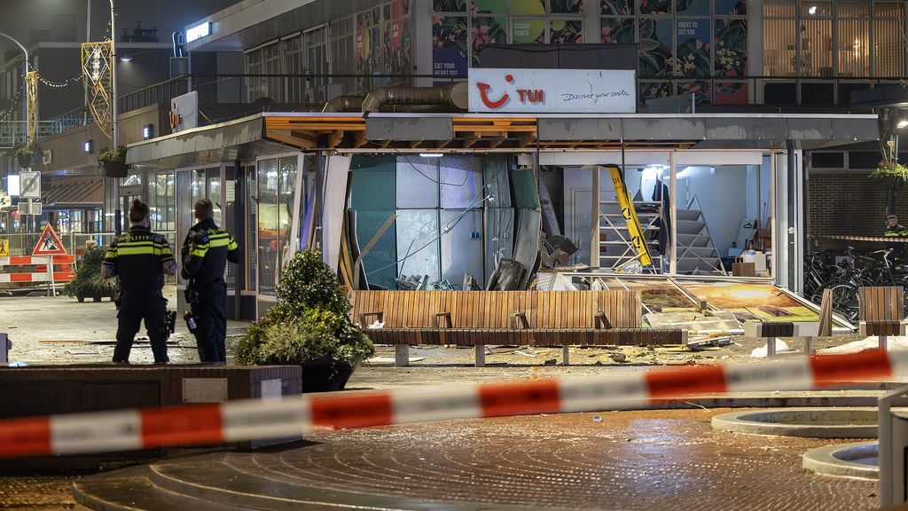Plofkraak veroorzaakt veel schade aan reisbureau Amsterdam