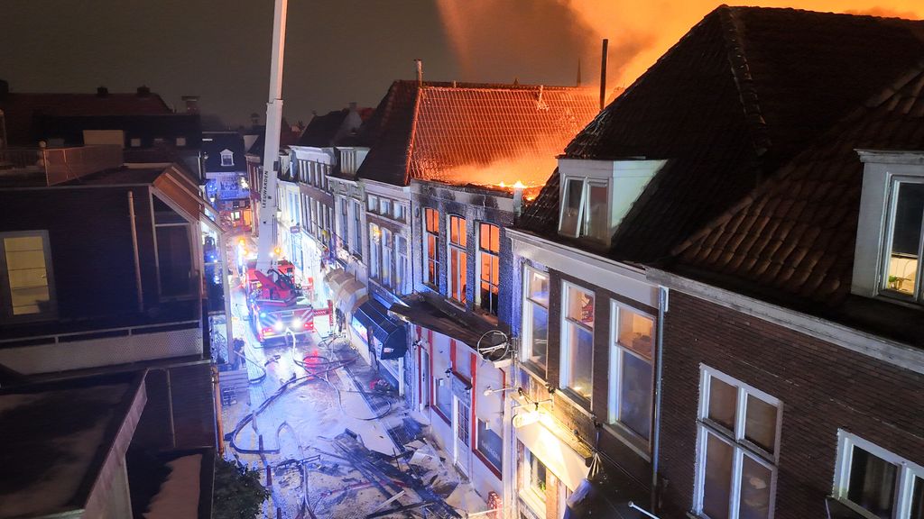 Geen gewonden bij grote brand in historische binnenstad Leeuwarden