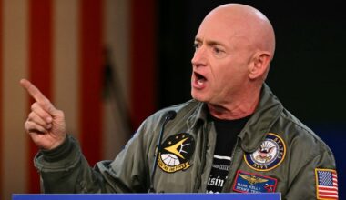 Amerikaanse senator Kelly klaagt Pentagon aan om tik op de vingers na kritiek op Trump