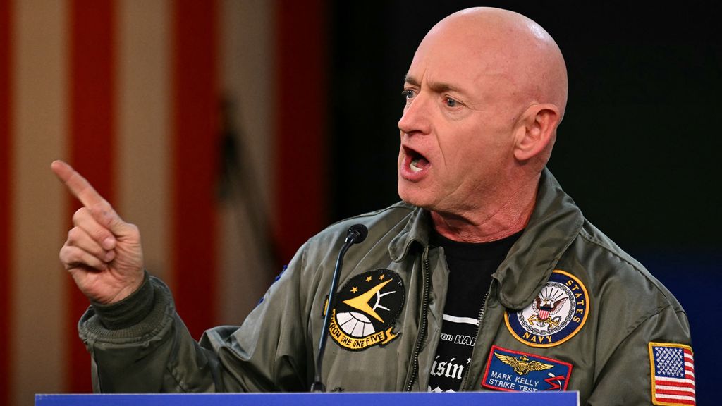 Amerikaanse senator Kelly klaagt Pentagon aan om tik op de vingers na kritiek op Trump