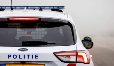 Man steelt ANWB-auto en politieauto na maken foto's op defensieterrein