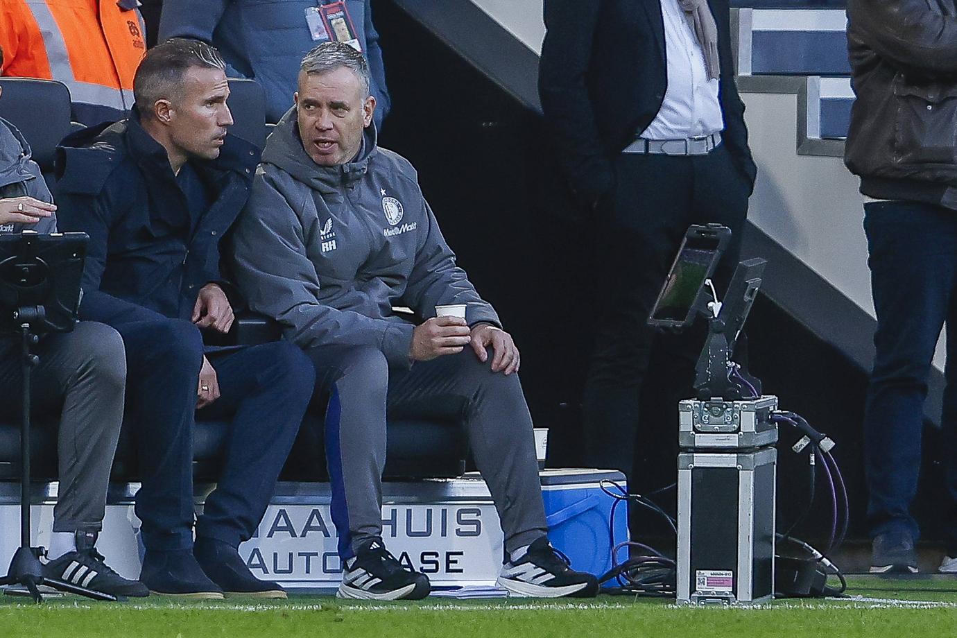 Zorgen om René Hake bij Feyenoord? ‘Hij is steeds minder zichzelf op die bank’