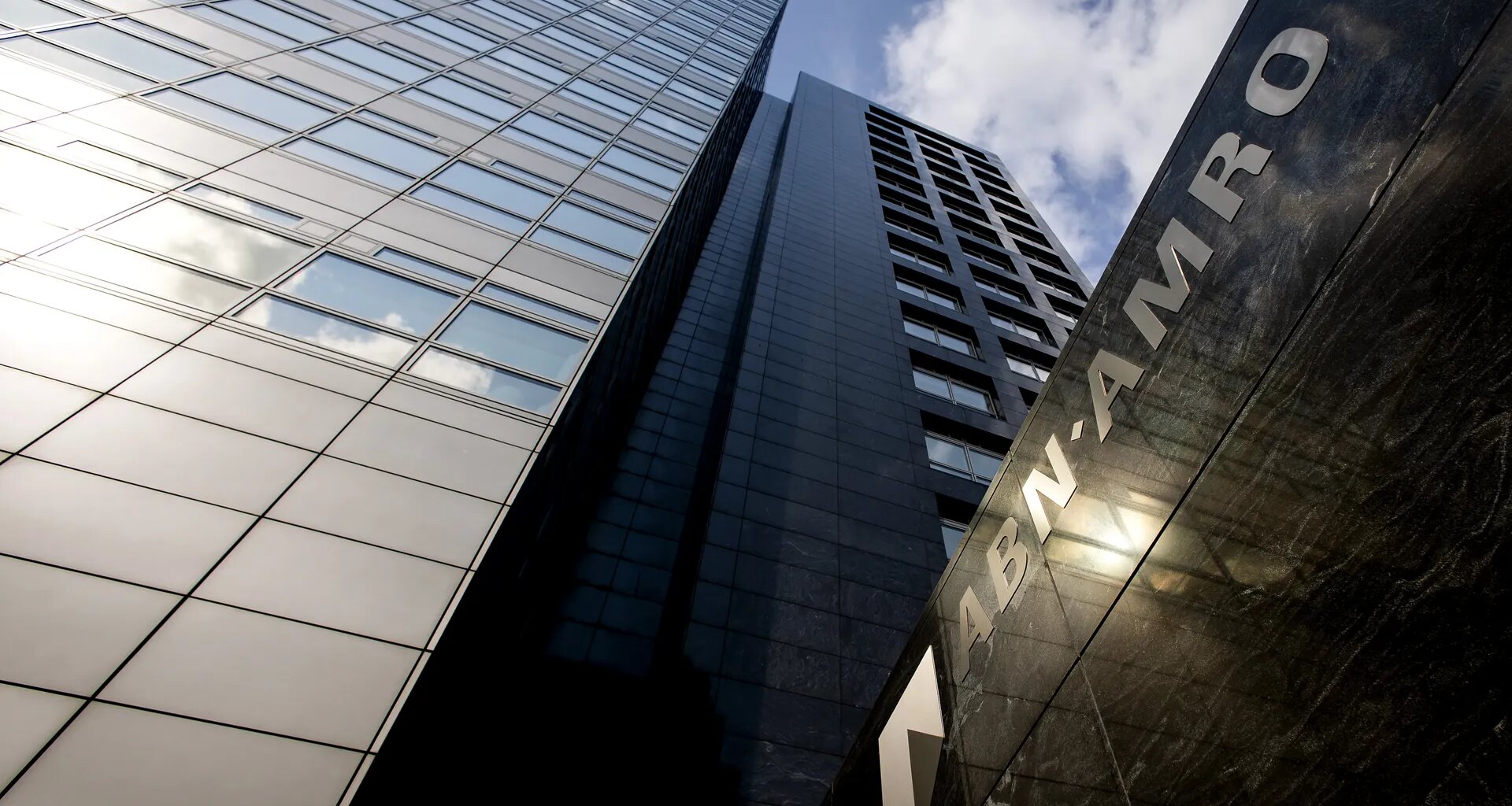 Rechtse minderheidscoalitie wil hogere bonussen voor bankiers - Joop