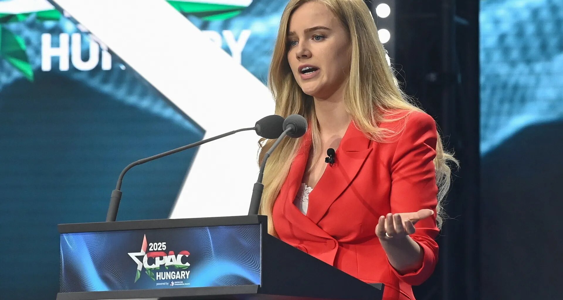 Nazifluencer Eva Vlaardingerbroek niet welkom in het Verenigd Koninkrijk - Joop