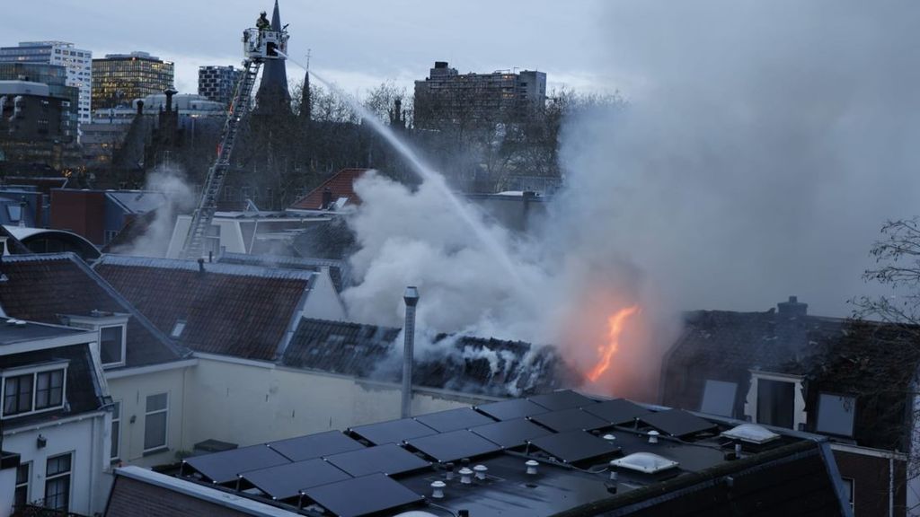 Vier gewonden bij brand in centrum Utrecht na explosies, meerdere panden ingestort