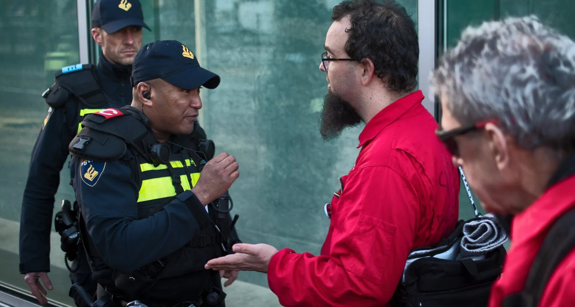 Na hoorzitting 'baksteenactivist' Olax opnieuw aangehouden: 'De overheid hoeft niet te luisteren', maar wat dan wel? - Joop