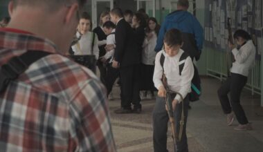 Kinderen in Rusland krijgen les over wapens: 'Soldaten komen in de klas' - Jeugdjournaal