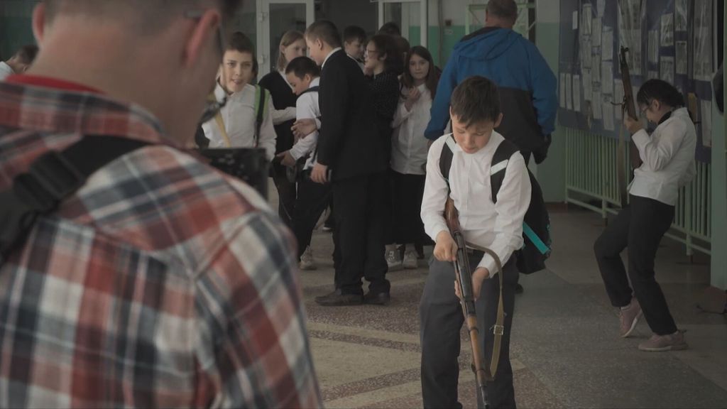 Kinderen in Rusland krijgen les over wapens: 'Soldaten komen in de klas' - Jeugdjournaal