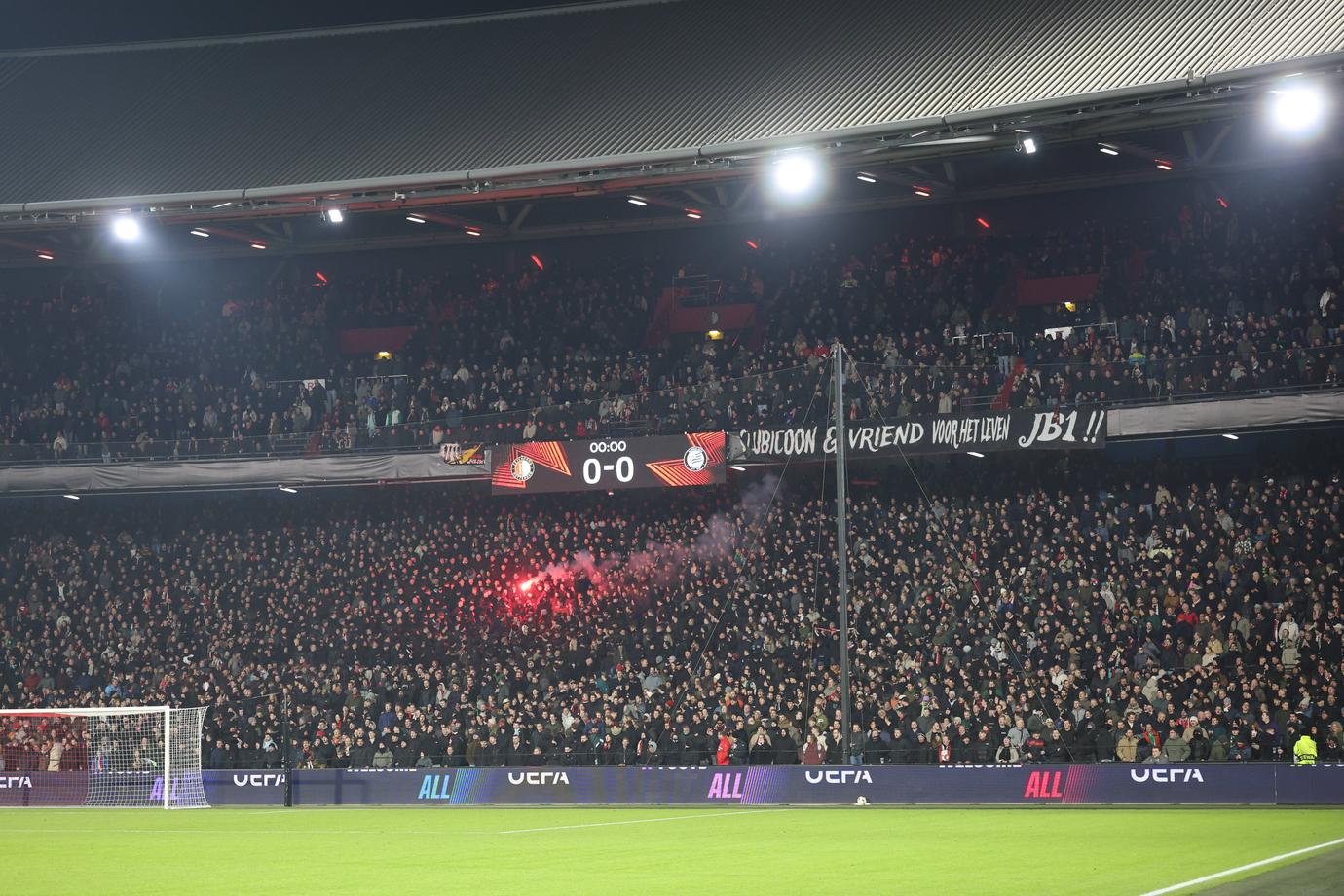 Feyenoord-fan gooit vuurwerk naar andere fans en wordt meteen 'naar beneden geslagen'