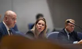 Demissionair minister Femke Wiersma (Landbouw, BBB), in het midden, tijdens een debat in de Tweede Kamer over het mestbeleid. 