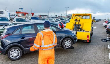 Hoogwater op komst: auto's bij Holwert weggesleept | Fietsster aangereden bij Bolsward - Omrop Fryslân