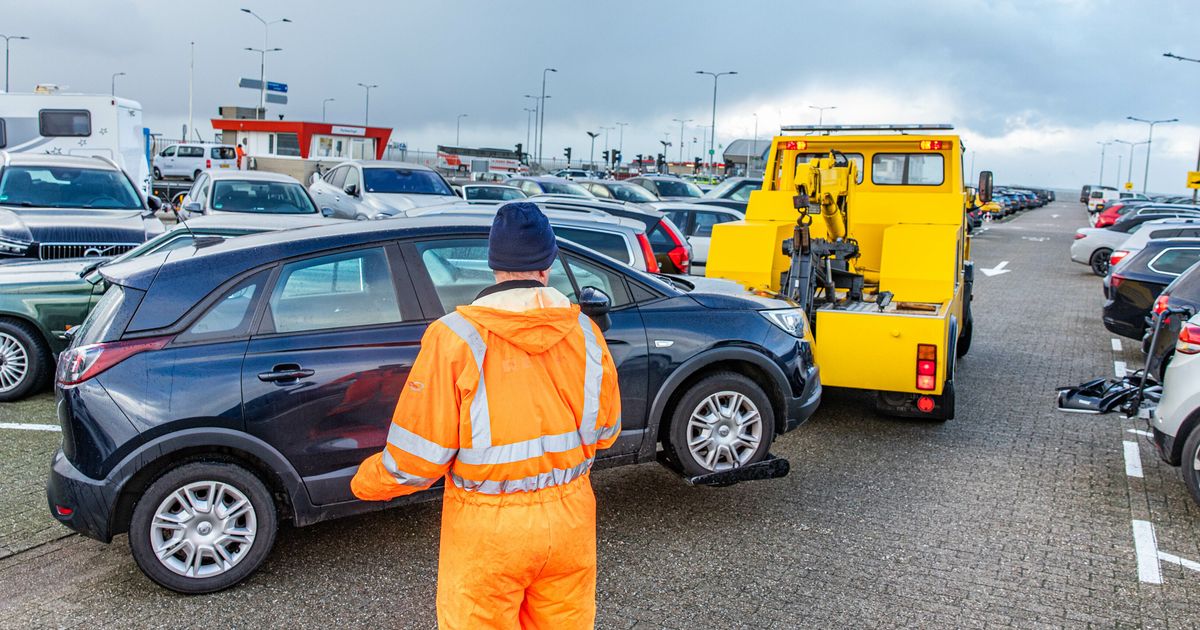 Hoogwater op komst: auto's bij Holwert weggesleept | Fietsster aangereden bij Bolsward - Omrop Fryslân