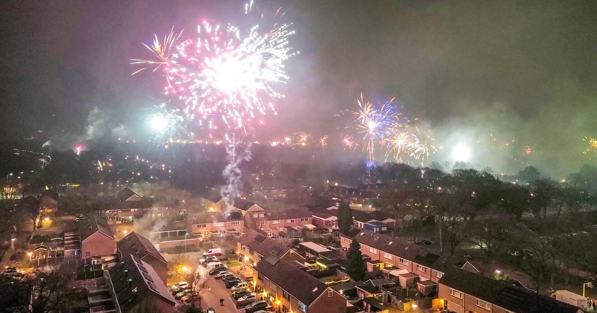 Drenthe gaat knallend het nieuwe jaar in, maar ook autobranden en vernielingen - RTV Drenthe