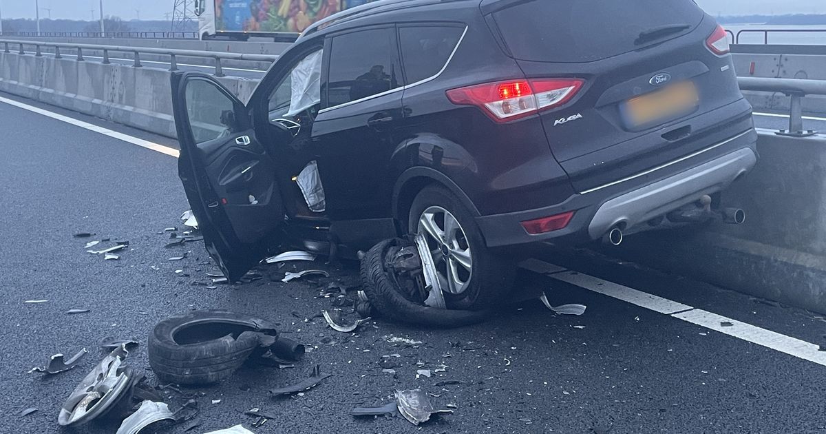 Ravage na aanrijding op brug | Brand zorgt voor schade aan vier auto's