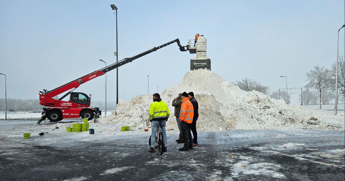 Krijgt Staphorst de grootste sneeuwpop van Nederland? 'Nog een metertje, denk ik!' - RTV Oost