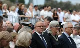 De Australische premier Anthony Albanese (midden) zondag tijdens een wake ter nagedachtenis aan de slachtoffers van de dodelijke schietpartij tijdens een Joodse Chanoeka-viering op Bondi Beach in Sydney op 14 december.