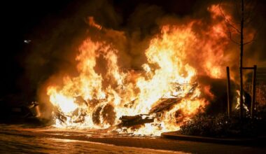 Twee geparkeerde auto's in lichterlaaie - Rijnmond