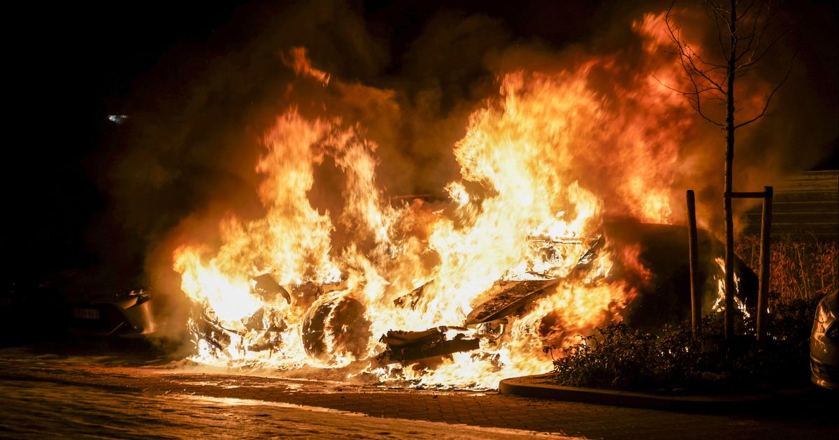 Twee geparkeerde auto's in lichterlaaie - Rijnmond
