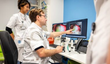 Artsen in het Oogziekenhuis in Rotterdam kijken naar het oog van een vuurwerkslachtoffer