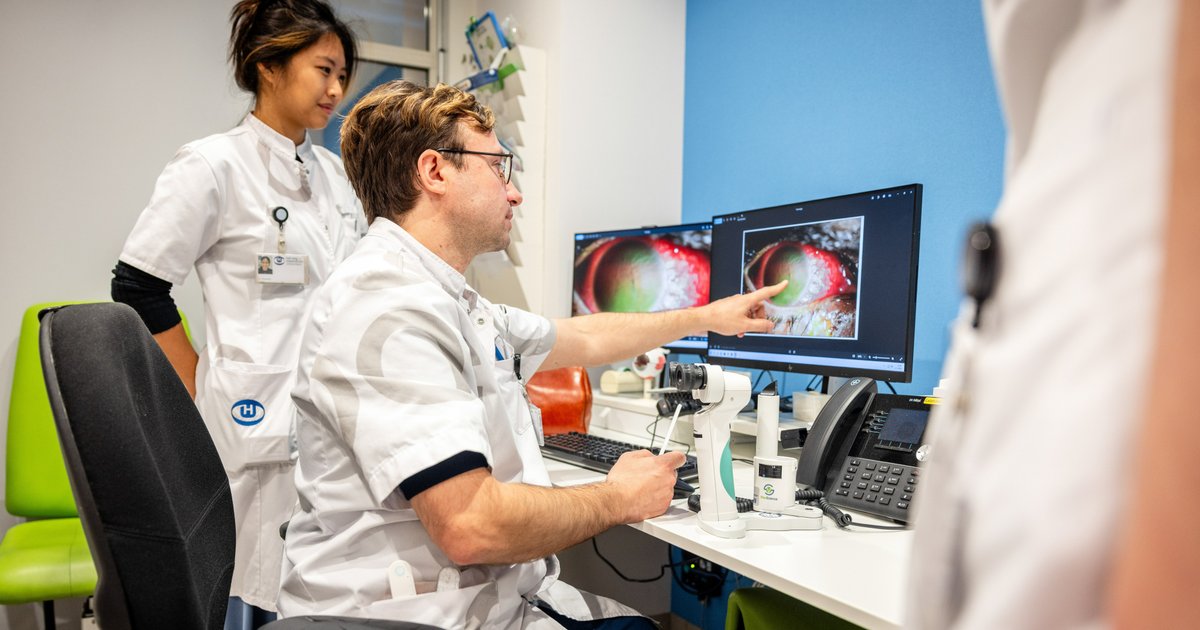 Artsen in het Oogziekenhuis in Rotterdam kijken naar het oog van een vuurwerkslachtoffer