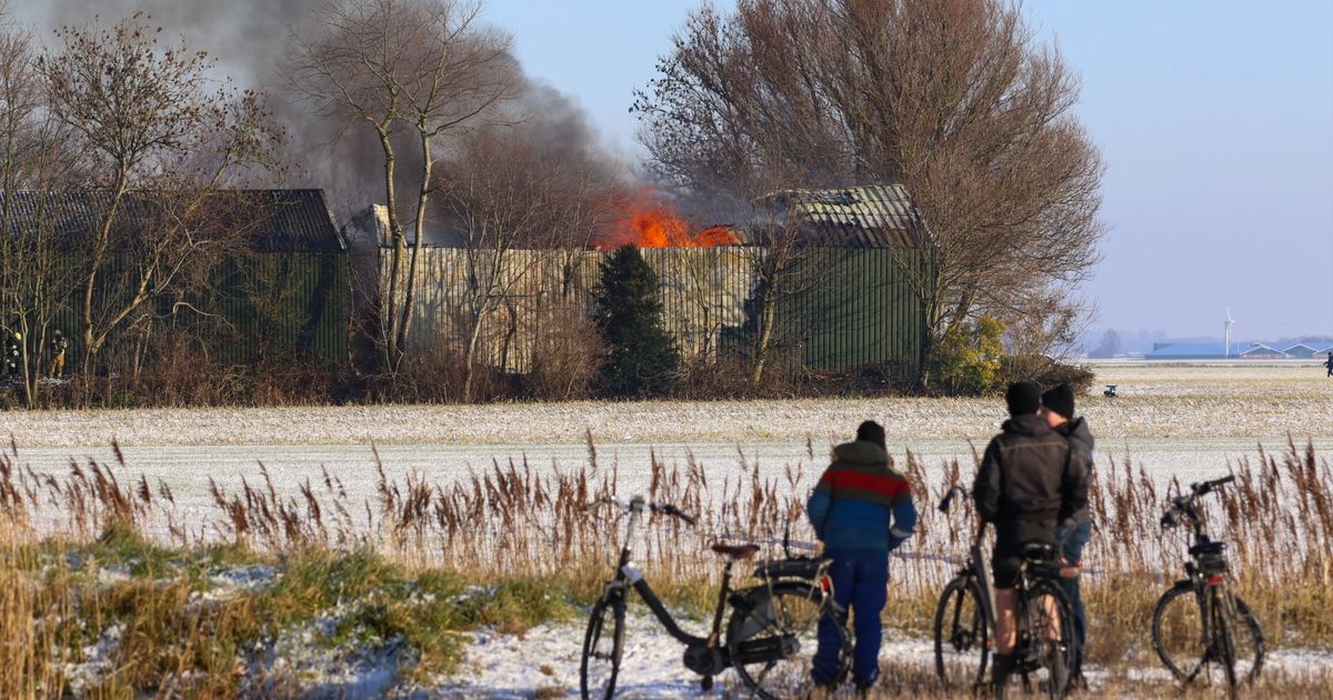 Veel schade in loods Tzummarum na grote brand
