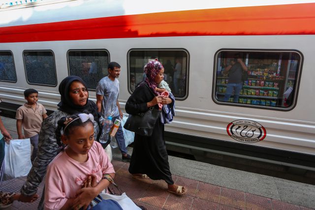 Soedanese gezinnnen keren terug naar Soedan met een speciale trein die is geregeld door de Egyptische overheid  die hen van Caïro naar Aswan brengt. 