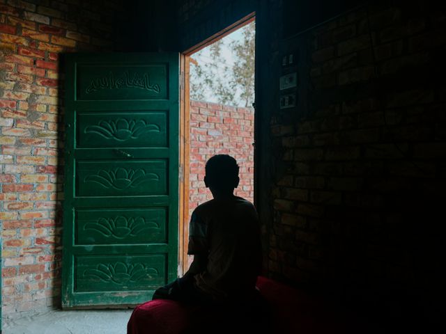 Dit  elfjarige jongetje imiteerde hoe de Egyptische politie volgens hem op de auto schoot waarmee hij en zijn familie naar de grens vluchtten.. 