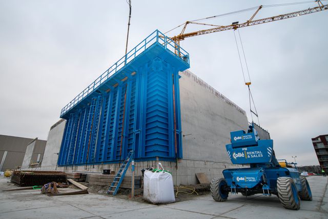 De bouw van het nieuwe boekenmagazijn van de KB nationale bibliotheek in de Harnaschpolder in Midden-Delfland.