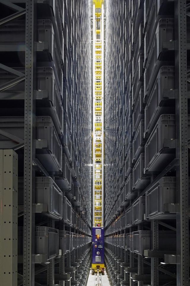 Stellingen die tot het plafond reiken.