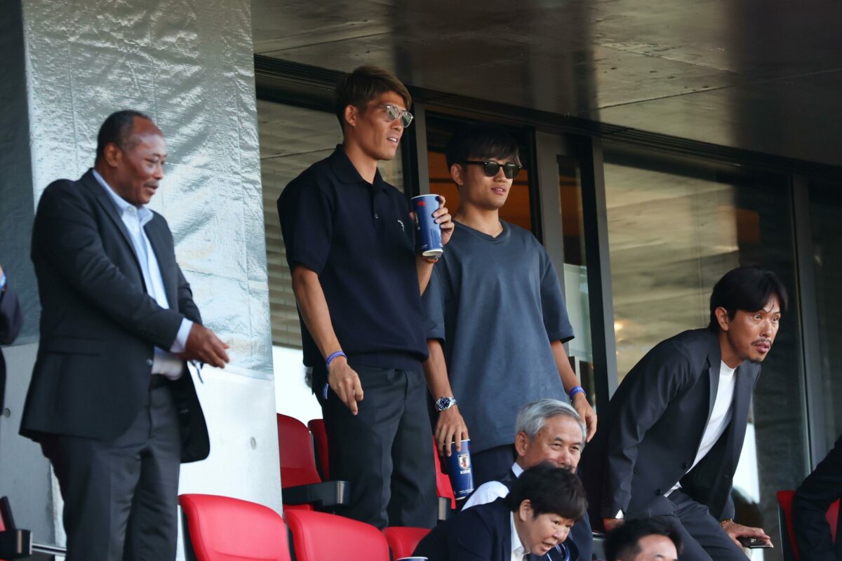 Foto: Tomiyasu maakt na eerste Ajax-training gelijk de tongen los