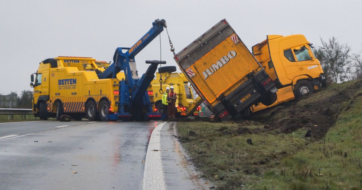 Sintrale As nog steeds afgesloten na ongeluk bij Feanwâlden | Verkeer naar Flevoland opgelet: Ketelbrug in A6 vanavond en vannacht dicht - Omrop Fryslân