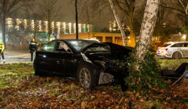 Tesla in de kreukels bij eenzijdig ongeluk - Rijnmond