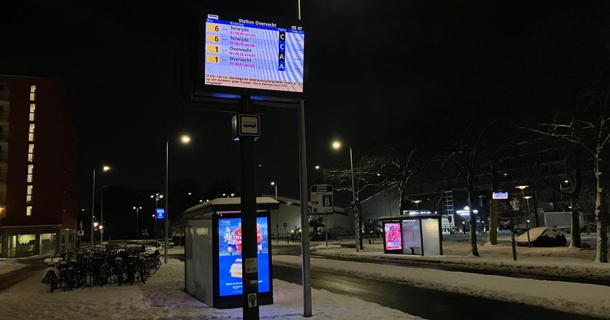 Treinen en bussen rijden niet en Rijkswaterstaat waarschuwt voor gladheid, volg hier het laatste nieuws
