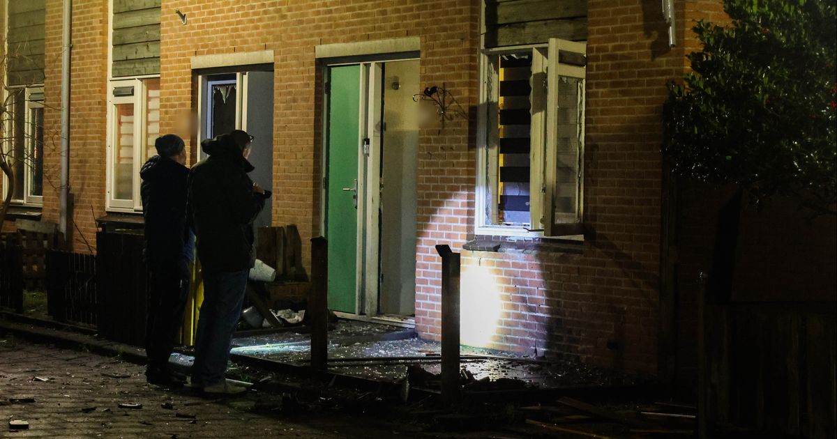 Ruiten van meerdere huizen springen bij explosie | Derde explosie in jaar tijd bij huis op tien hoog - Rijnmond