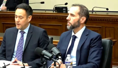 Trump dag 347: Trump verbiedt adoptie uit 39 landen, slikt teveel aspirine omdat hij 'graag dun bloed' wil, stelt importheffingen uit of verlaagt ze, miljoenen betalen meer voor Obamacare, slechts 6 omkoopzaken in heel 2025, Binnenlandse Veiligheid twittert dat 2026 jaar van 'Amerikaanse suprematie' wordt