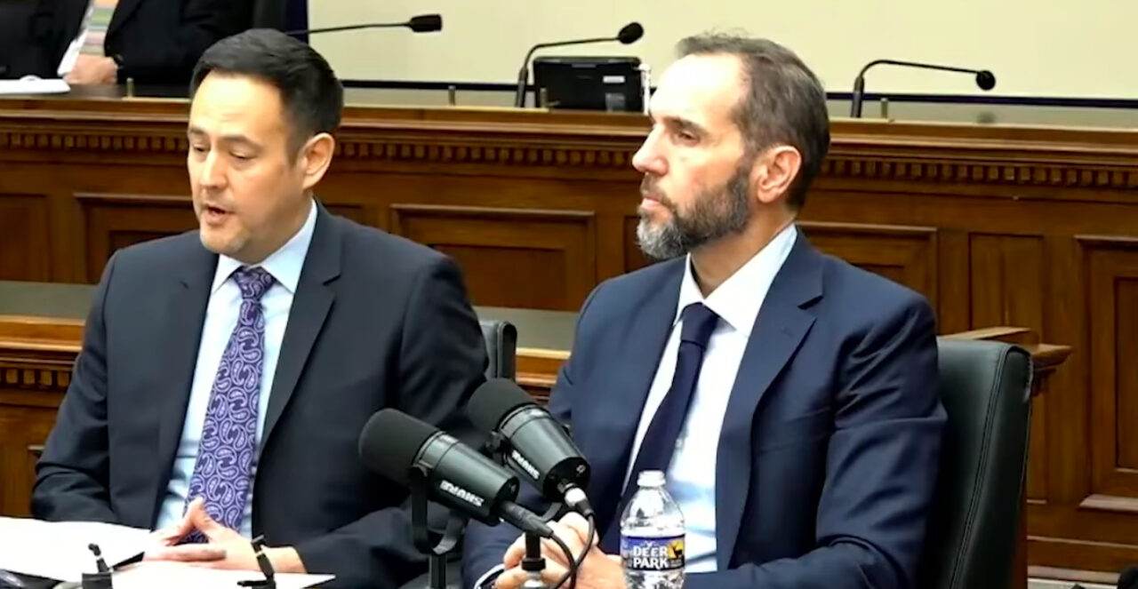 Trump dag 347: Trump verbiedt adoptie uit 39 landen, slikt teveel aspirine omdat hij 'graag dun bloed' wil, stelt importheffingen uit of verlaagt ze, miljoenen betalen meer voor Obamacare, slechts 6 omkoopzaken in heel 2025, Binnenlandse Veiligheid twittert dat 2026 jaar van 'Amerikaanse suprematie' wordt