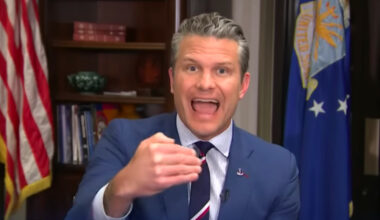 Trump dag 351: Standaard kindervaccinaties van 17 naar 11, Hegseth verlaagt rang en pensioen Kelly, Hilton weigert immigratie-agenten, Trump-regering sluit restaurant na 'No ICE welcome' bord, Machado wil Nobelprijs delen met Trump