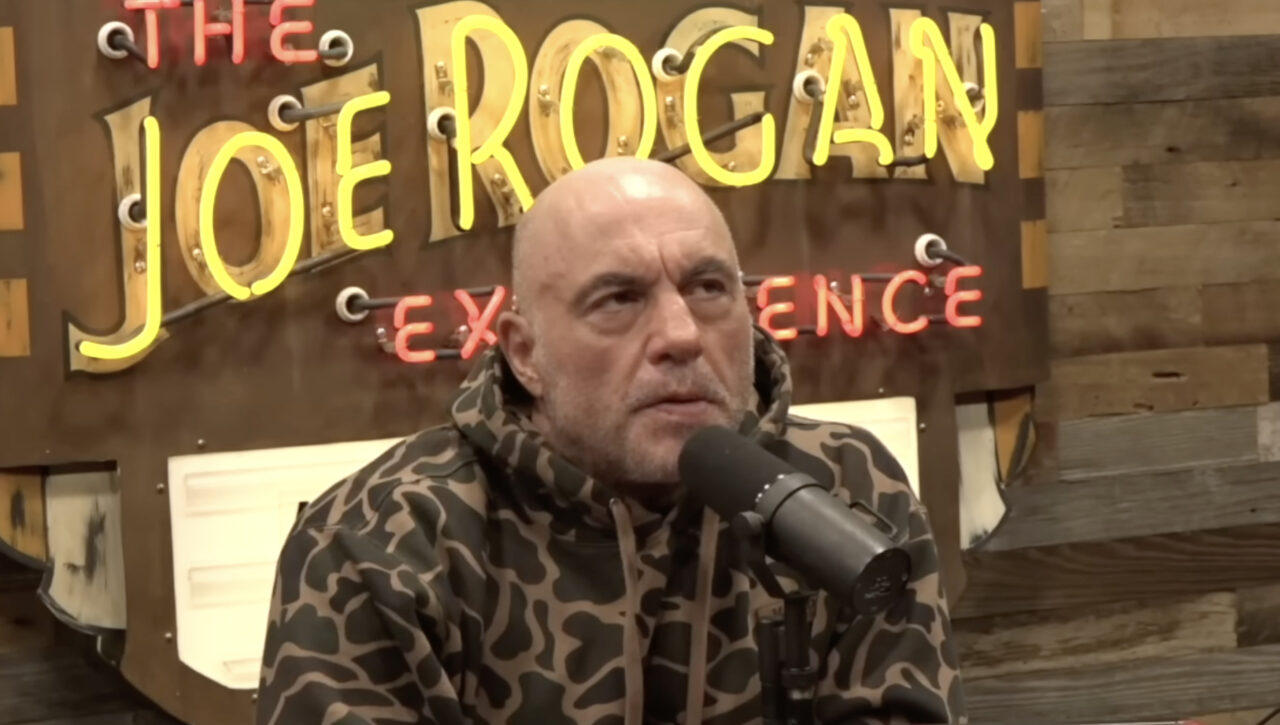 Trump dag 359: Trump beëindigt verblijfsstatus Somaliërs, ICE geeft 8 miljoen aan pro-ICE-influencers, Trump zegt dat er 'hulp' komt voor Iraanse demonstranten, sluit immigratierechtbank ondanks achterstand 120.000 zaken, 2,4% meer broeikasgas VS in 2025, Rogan valt immigratiebeleid trump aan