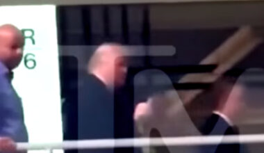 Trump dag 360: FBI doorzoekt huis journaliste, Trump stopt 2 miljard subsidies geestelijke zorg, steekt middelvinger op naar demonstrant, pauzeert immigratievisa voor 75 landen, ICE vraagt bewoners 'waar Aziaten wonen', mogelijk binnen 24 uur aanval op Iran, Senaat stemt tegen beperken militaire acties Venezuela door Trump