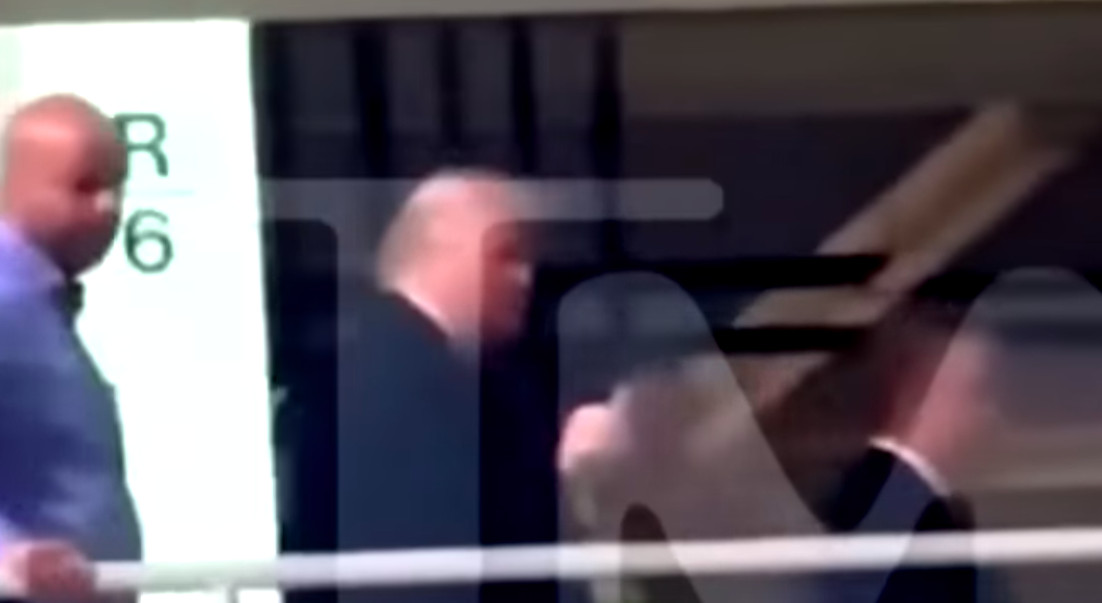 Trump dag 360: FBI doorzoekt huis journaliste, Trump stopt 2 miljard subsidies geestelijke zorg, steekt middelvinger op naar demonstrant, pauzeert immigratievisa voor 75 landen, ICE vraagt bewoners 'waar Aziaten wonen', mogelijk binnen 24 uur aanval op Iran, Senaat stemt tegen beperken militaire acties Venezuela door Trump