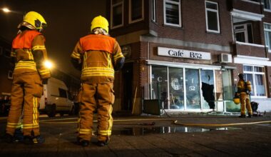 Explosie en brand bij kroeg om de hoek van politiebureau - Rijnmond