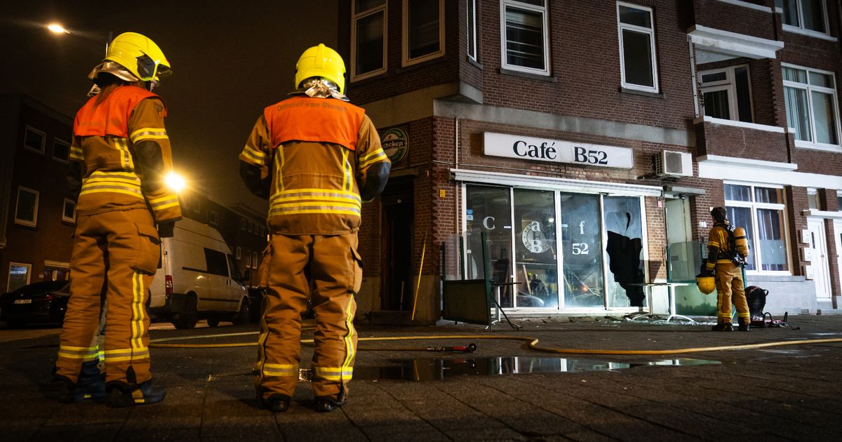 Explosie en brand bij kroeg om de hoek van politiebureau - Rijnmond