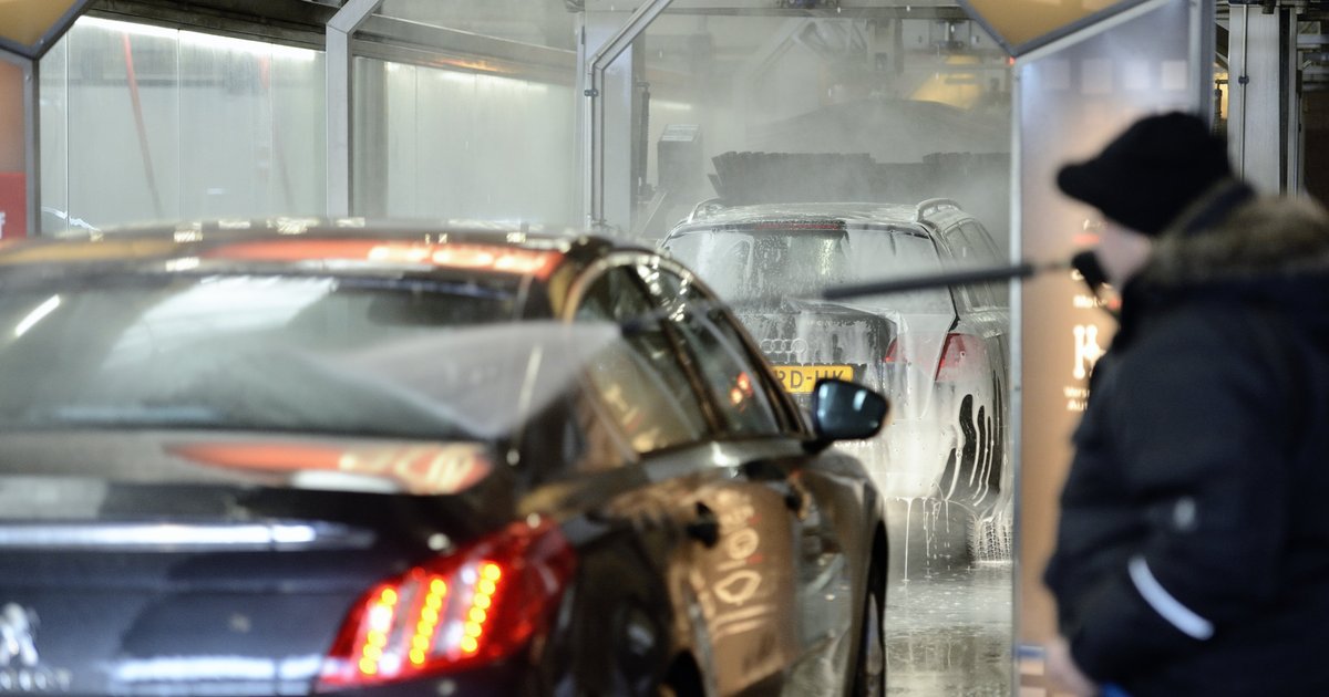 Automobilisten staan in de rij bij de autowasserij