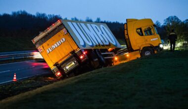 Sintrale As afgesloten na ongeluk bij Feanwâlden | Botsing op A7 bij Terwispel - Omrop Fryslân