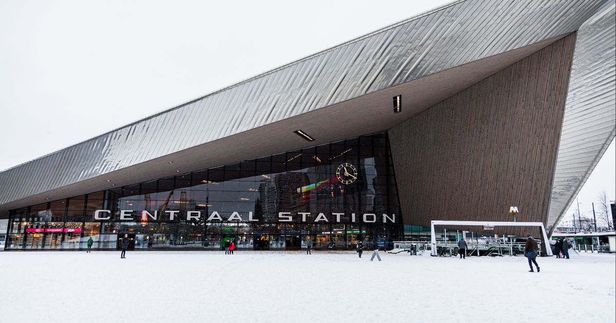 Winterweer: Guillermo kan weer met de bus naar zijn werk | Rijkswaterstaat: situatie op de weg is overzichtelijk - Rijnmond