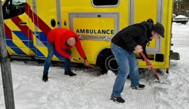 Vrouw gered uit sneeuw, ambulance in de problemen, maar spontaan door omstanders geholpen